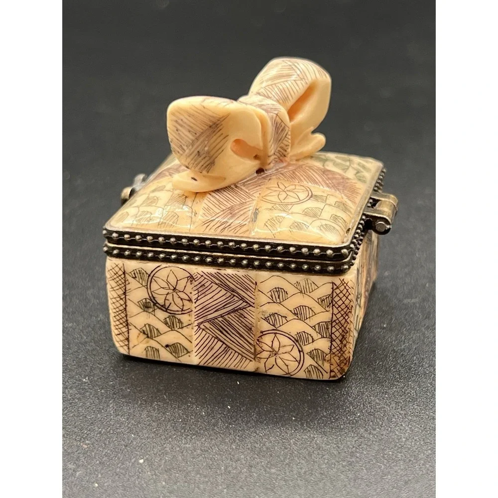 Vintage Handmade Trinket Box‎